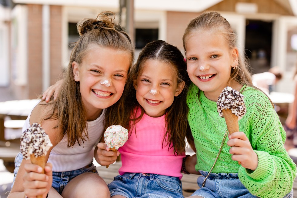 Snackbar-  3meisjes met ijs op hun neus.jpg