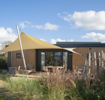 Duin Lodge de luxe buitenkant schuin oktober 2021.png