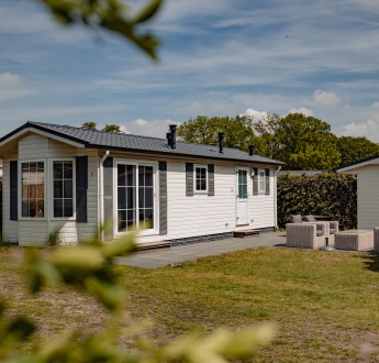 Chalet 4 pers -zij en vooraanzicht.jpg