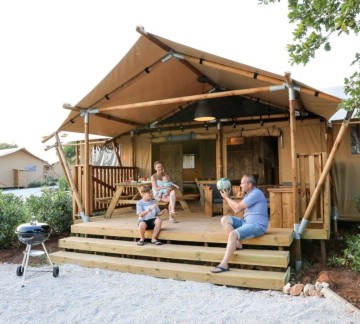 Glamping Ardoer mensen voor de tent.jpg