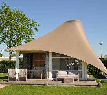 Glamping tent buitenkant terras.jpeg