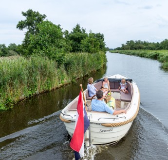 It Wiid - watersport varende sloep op vaart