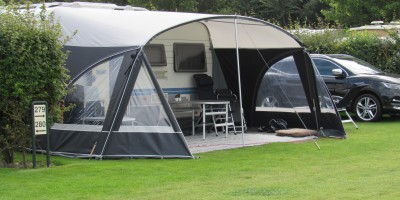 Comfortplaats caravan met voortent