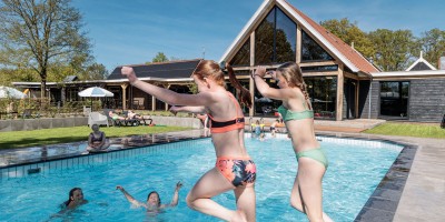 Springen in het buitenbad recreatiepark kaps